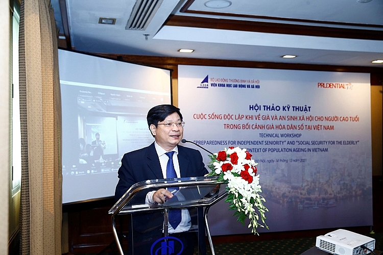 TS. Bùi Tôn Hiến, Viện trưởng Viện Khoa học Lao động và Xã hội phát biểu tại hội thảo TS. Bùi Tôn Hiến, Viện trưởng Viện Khoa học Lao động và Xã hội phát biểu tại hội thảo
