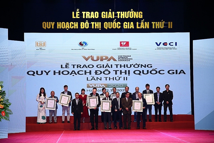 Đại diện Tập đoàn BRG (hàng đầu tiên, thứ 2 từ trái sang) nhận Giải Bạc cho Quy hoạch Khu đô thị du lịch ven biển tại xã Quảng Nham và Quảng Thạch (Quảng Xương, Thanh Hóa). Đại diện Tập đoàn BRG (hàng đầu tiên, thứ 2 từ trái sang) nhận Giải Bạc cho Quy hoạch Khu đô thị du lịch ven biển tại xã Quảng Nham và Quảng Thạch (Quảng Xương, Thanh Hóa).
