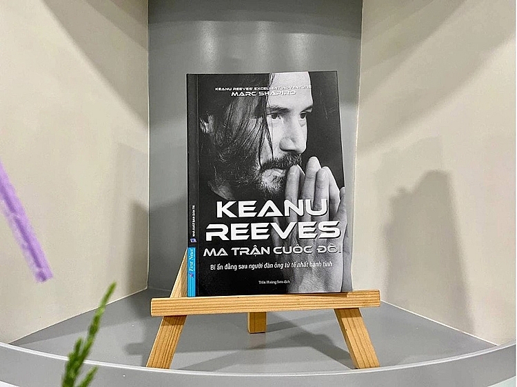 Keanu Reeves như một khối rubik đầy bí ẩn mà người ta không thể phá giải ngay lập tức. Và đó chính là cảm hứng khiến Marc Shapiro - nhà báo với kinh nghiệm 25 năm cầm bút xây dựng tác phẩm Ma trận cuộc đời Keanu Reeves