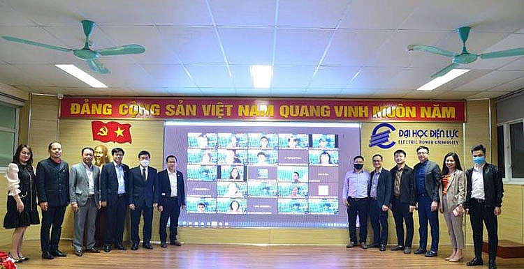 Đại diện khách mời, BTC, BGK chụp hình lưu niệm cùng các đội thi