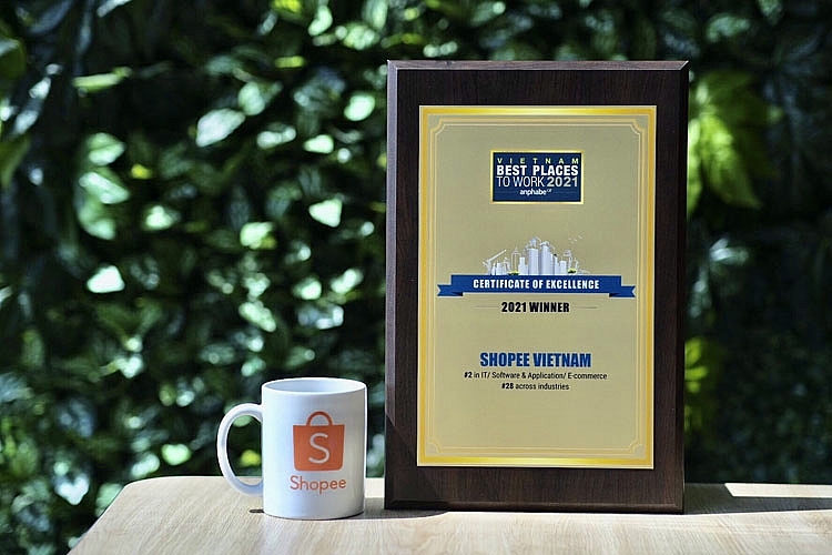 Shopee giữ vị trị 28 trong bảng xếp hạng, Shopee đồng thời là sàn TMĐT có thứ hạng tốt nhất trong danh sách “100 năm nơi làm việc tốt nhất Việt Nam 2021”
