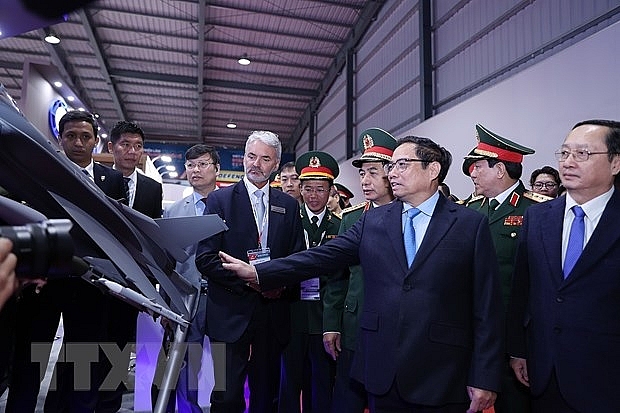 Thủ tướng Phạm Minh Chính tham quan trưng bày sản phẩm vũ khí, khí tài tại Triển lãm Quốc phòng quốc tế Việt Nam 2022
