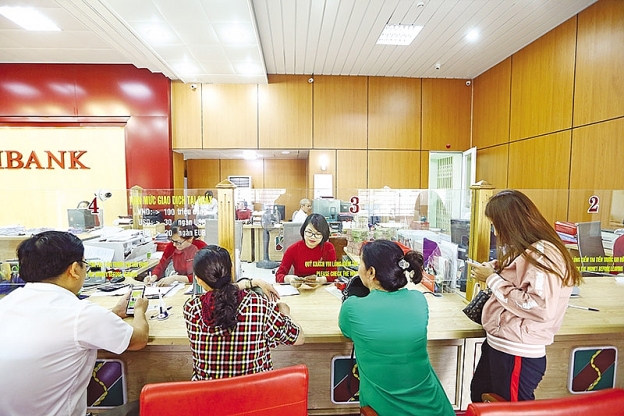 Không chỉ lãi suất ngân hàng cao, mà việc tiếp cận vốn vay cũng không đơn giản với doanh nghiệp.