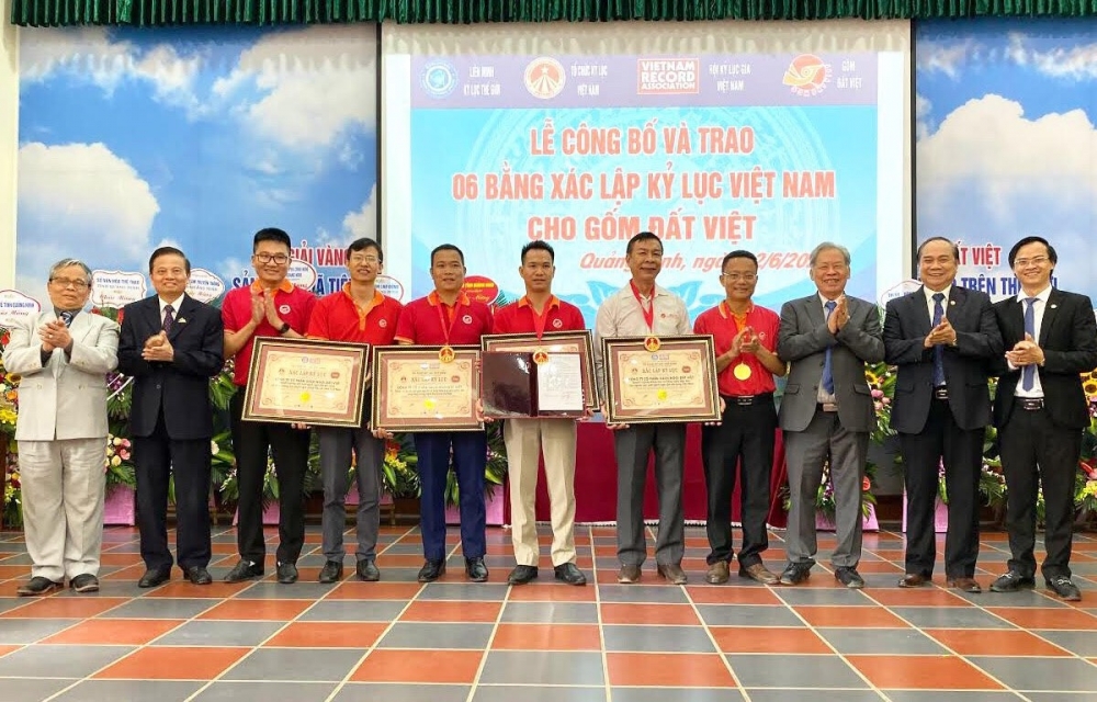 Gốm Đất Việt xác lập 6 Kỷ lục Quốc gia gom dat viet xac lap 6 ky luc quoc gia
