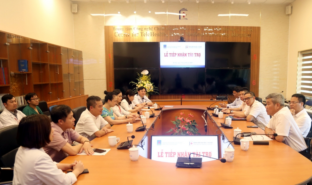 trao tang thiet bi y te cho benh vien dai hoc y ha noi