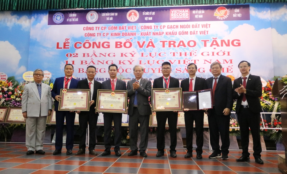 Gốm Đất Việt: Lập cú đúp Kỷ lục Thế giới gom dat viet lap cu dup ky luc the gioi