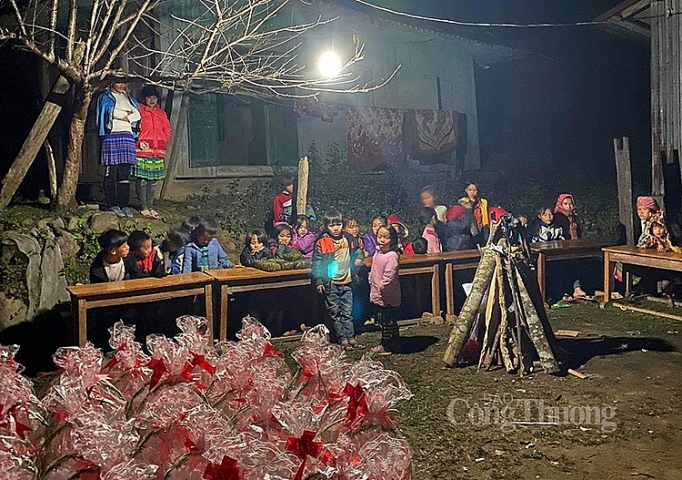 mang xuan yeu thuong den voi nguoi dan ngheo huyen van chan