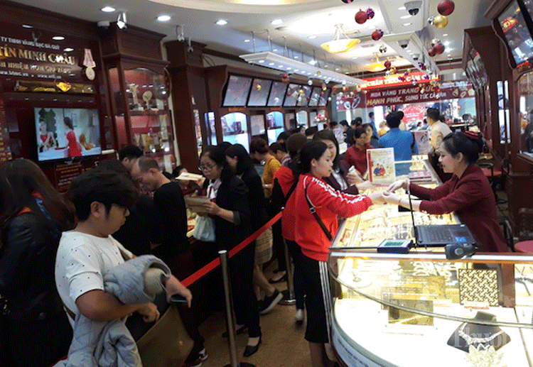 Tấp nập mua vàng trước ngày vía Thần Tài tap nap mua vang truoc ngay via than tai