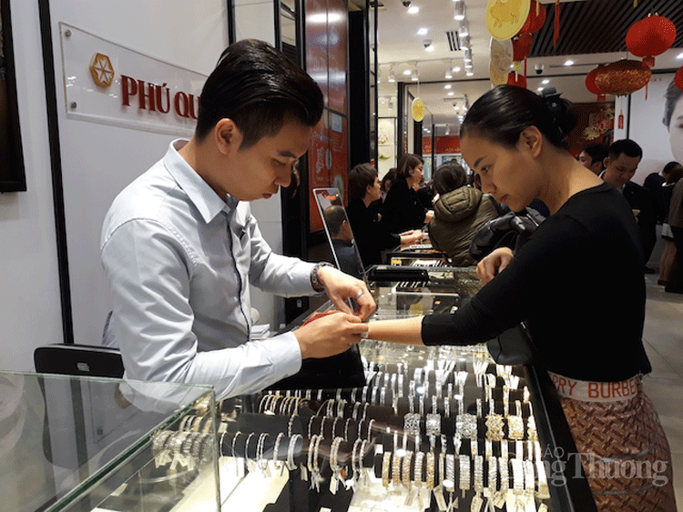 Tấp nập mua vàng trước ngày vía Thần Tài tap nap mua vang truoc ngay via than tai