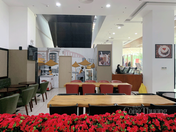 noi so ncov khien nhieu trung tam thuong mai diu hiu vang khach