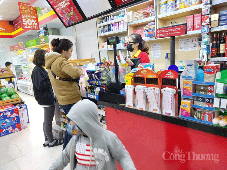 Người dân mua thực phẩm tích trữ, siêu thị đáp ứng đủ nguồn cung nguoi dan mua thuc pham tich tru sieu thi dap ung du nguon cung
