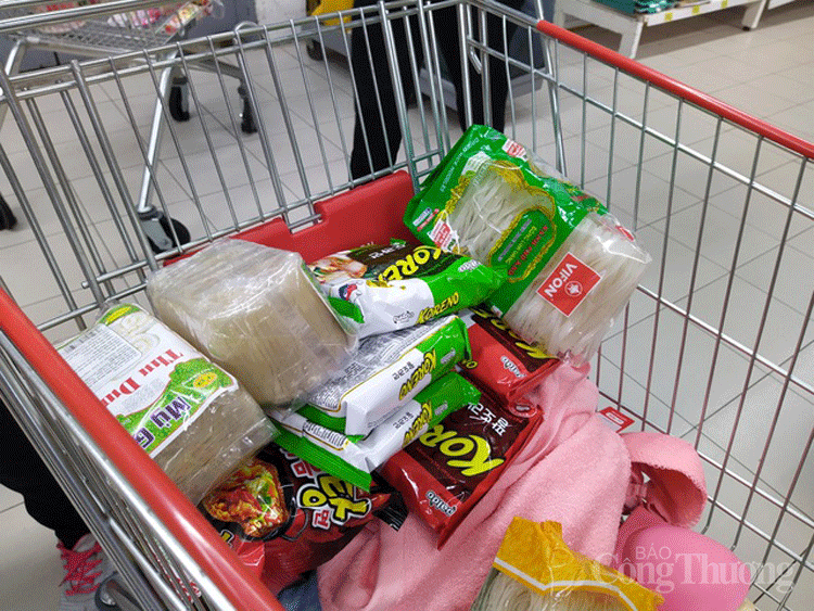 Người dân mua thực phẩm tích trữ, siêu thị đáp ứng đủ nguồn cung nguoi dan mua thuc pham tich tru sieu thi dap ung du nguon cung