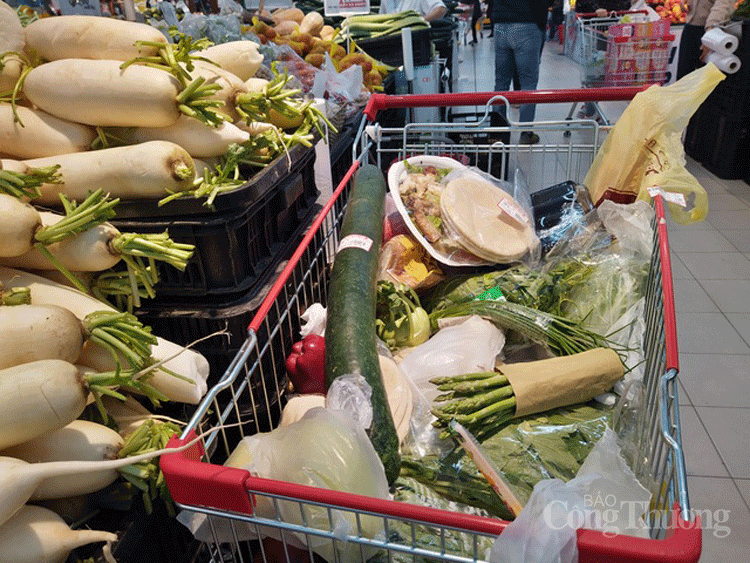 Người dân mua thực phẩm tích trữ, siêu thị đáp ứng đủ nguồn cung nguoi dan mua thuc pham tich tru sieu thi dap ung du nguon cung