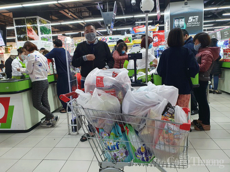 Người dân mua thực phẩm tích trữ, siêu thị đáp ứng đủ nguồn cung nguoi dan mua thuc pham tich tru sieu thi dap ung du nguon cung