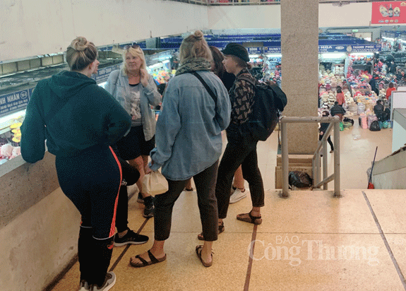 cho dong xuan e am vang khach trong mu a di ch covid 19