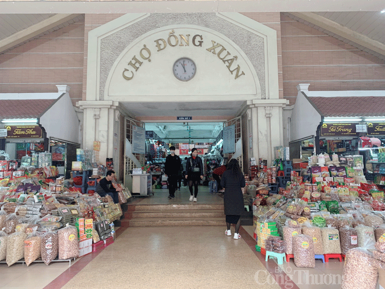 Chợ Đồng Xuân ế ẩm, vắng khách trong mùa dịch Covid-19