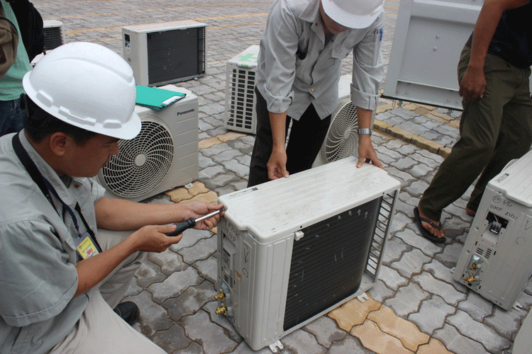 Trời nắng nóng, thợ điều hòa kiếm tiền triệu mỗi ngày troi nang nong tho dieu hoa kiem tien trieu moi ngay