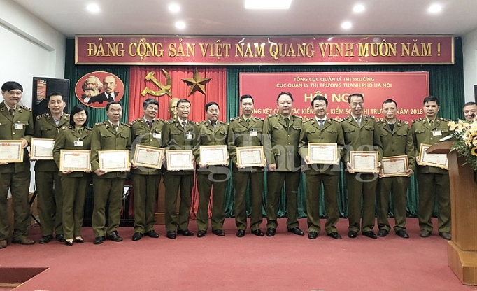 Quản lý thị trường Hà Nội: Tiên phong trong công tác chống buôn lậu, hàng giả hàng nhái quan ly thi truong ha noi tien phong trong cong tac chong buon lau hang gia hang nhai