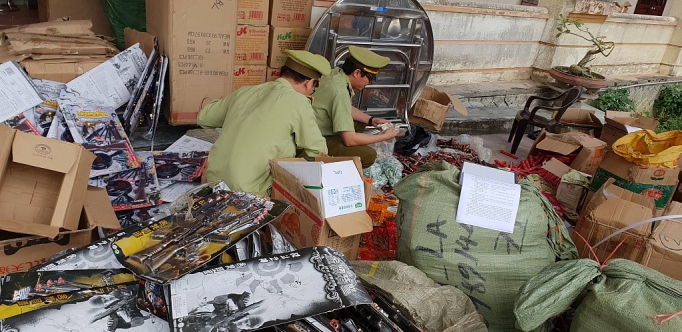 Quảng Bình: Thu giữ hơn 7000 sản phẩm thực phẩm do Trung Quốc sản xuất quang binh thu giu hon 7000 san pham thuc pham tra sua mi tom xuc xich do trung quoc san xuat