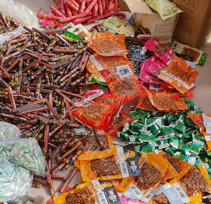 Quảng Bình: Thu giữ hơn 7000 sản phẩm thực phẩm do Trung Quốc sản xuất quang binh thu giu hon 7000 san pham thuc pham tra sua mi tom xuc xich do trung quoc san xuat