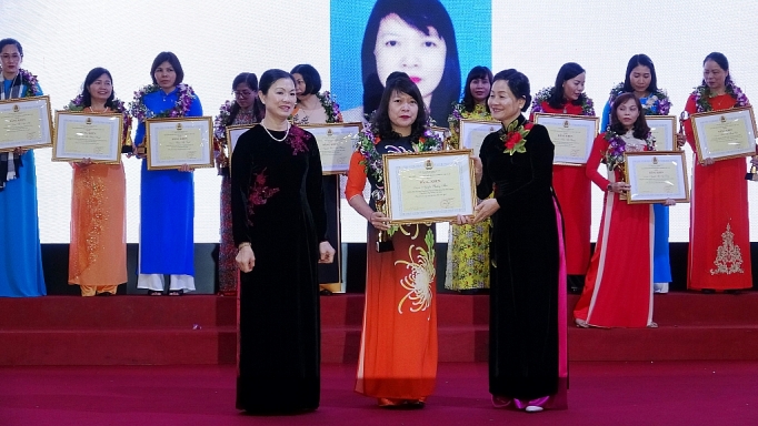 Cán bộ công đoàn ngành Công Thương được vinh danh Nữ công tiêu biểu toàn quốc 2019 can bo cong doan nganh cong thuong duoc vinh danh nu cong tieu bieu toan quoc 2019