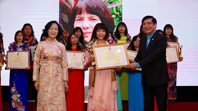 Cán bộ công đoàn ngành Công Thương được vinh danh Nữ công tiêu biểu toàn quốc 2019 can bo cong doan nganh cong thuong duoc vinh danh nu cong tieu bieu toan quoc 2019