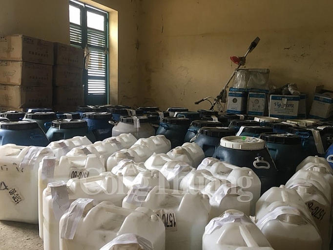 phat hien hon 3000 lit dau goi va dung dich tay rua khong ro nguon goc