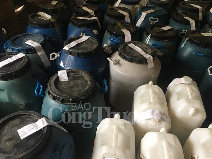 phat hien hon 3000 lit dau goi va dung dich tay rua khong ro nguon goc