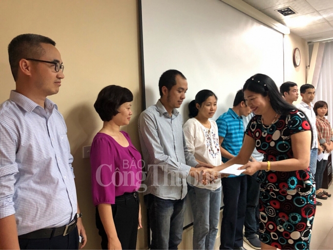 cong doan bo cong thuong trao qua cho nguoi lao dong nha may bia ha noi me linh