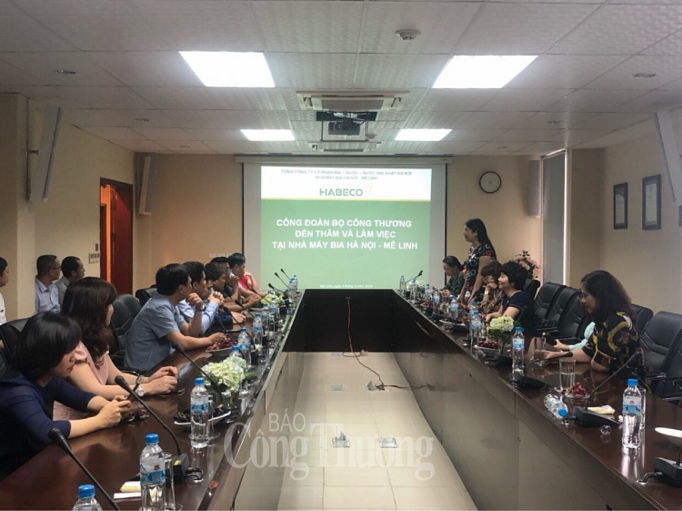cong doan bo cong thuong trao qua cho nguoi lao dong nha may bia ha noi me linh
