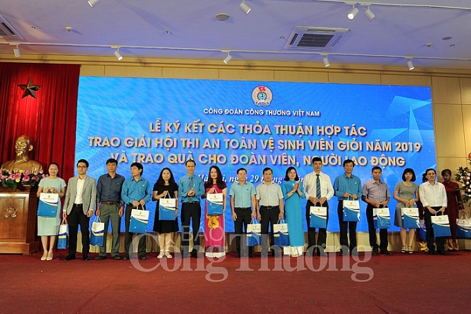 cong doan cong thuong viet nam ky ket nhieu thoa thuan hop tac vi nguoi lao dong