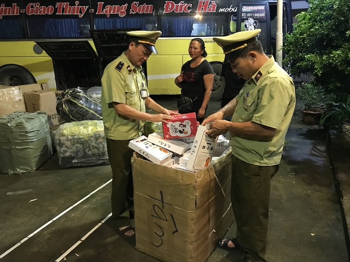 Thu giữ gần 1.200 bánh ngọt nhân trứng và bánh dẻo nhập lậu từ Trung Quốc thu giu gan 1200 banh ngot nhan trung va banh deo nhap lau tu trung quoc