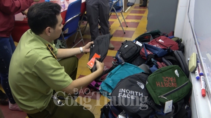 Phát hiện hàng nghìn sản phẩm giả mạo nhãn hiệu Uniqlo, The North Face, Sensodyne phat hien hang nghin san pham gia mao nhan hieu uniqlo the north face sensodyne