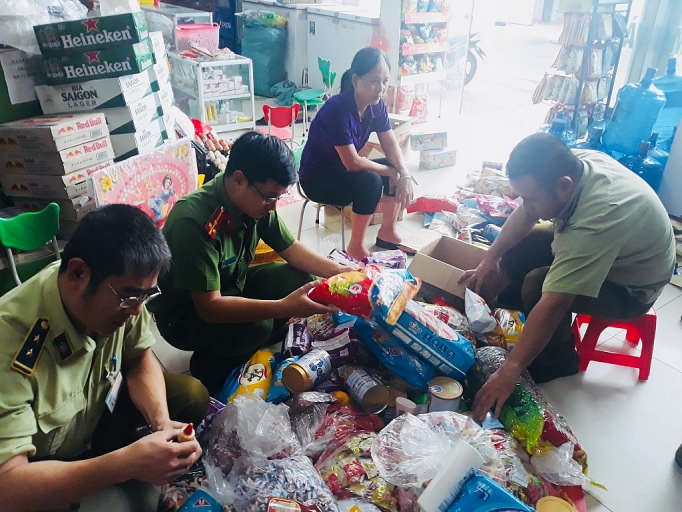 quan ly thi truong ha nam tieu huy luong lon hang thuc pham qua han su dung