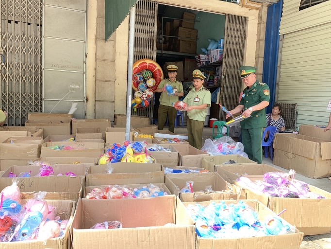 thu giu tren 7000 san pham do choi trung quoc nhap lau