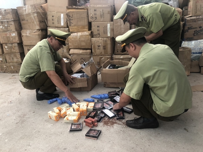 quan ly thi truong quang ninh bat giu kho chua hon 26000 san pham my pham nhap lau