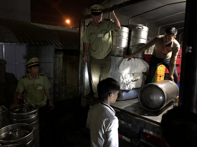 binh phuoc phat hien va xu ly 900 lit bia hoi khong ro nguon goc