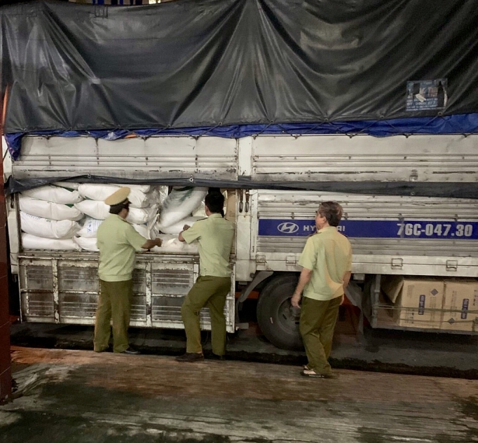 Quảng Ngãi: Tạm giữ 3 tấn đường cát nghi nhập lậu quang ngai tam giu 3 tan duong cat nghi nhap lau