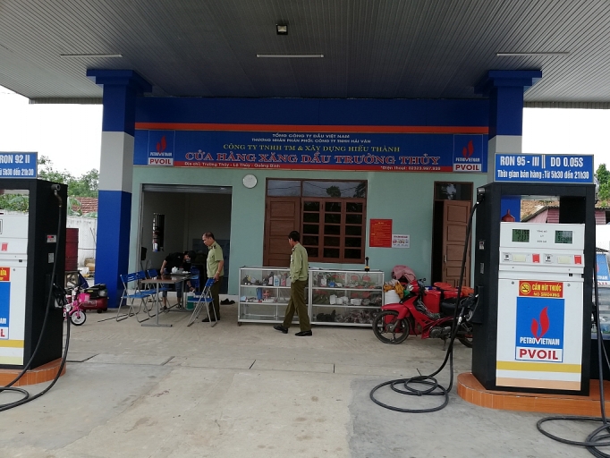 ban ron95iii cao hon gia quy dinh 01 dong cua hang kinh doanh xang dau bi xu phat 50 trieu dong