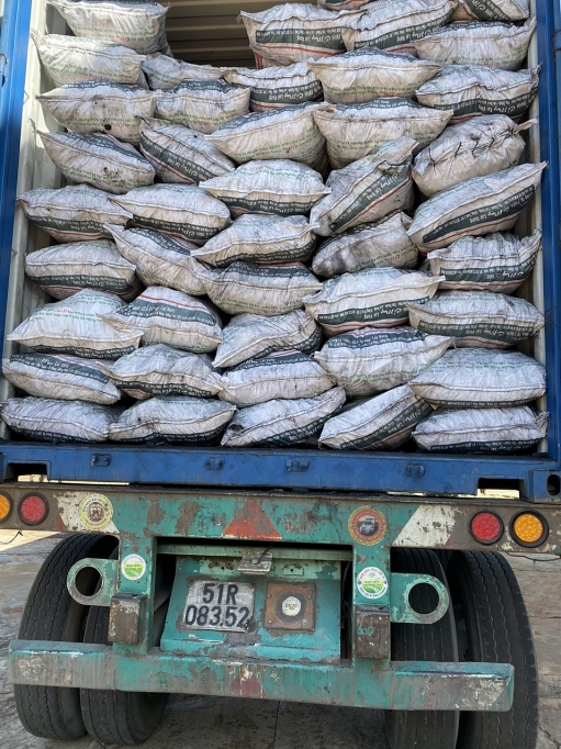 binh phuoc phat hien 20 tan than cui nhap lau qua duong mon