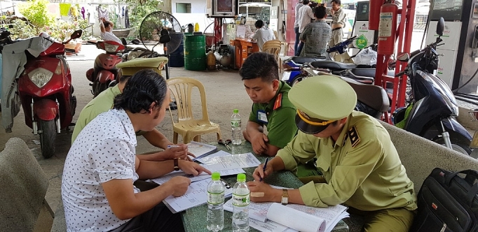 4 doanh nghiệp kinh doanh xăng dầu bị tước Giấy chứng nhận đủ điều kiện bán lẻ ban xang dau kem chat luong 4 doanh nghiep bi tuoc giay chung nhan du dieu kien ban le