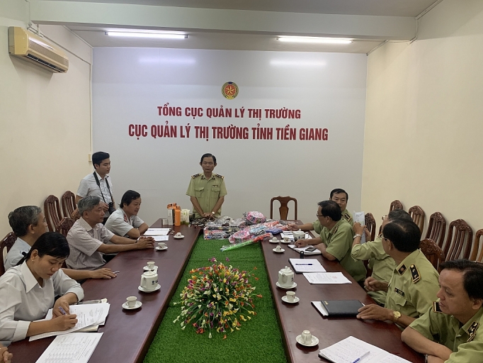 quan ly thi truong tien giang tieu huy gan 1300 san pham hang gia hang nhap lau