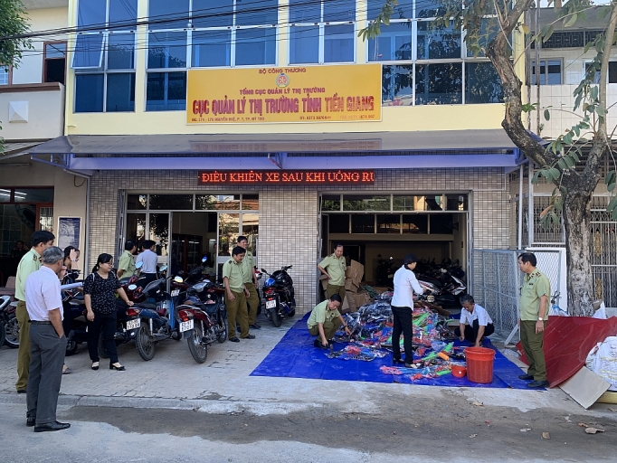 quan ly thi truong tien giang tieu huy gan 1300 san pham hang gia hang nhap lau