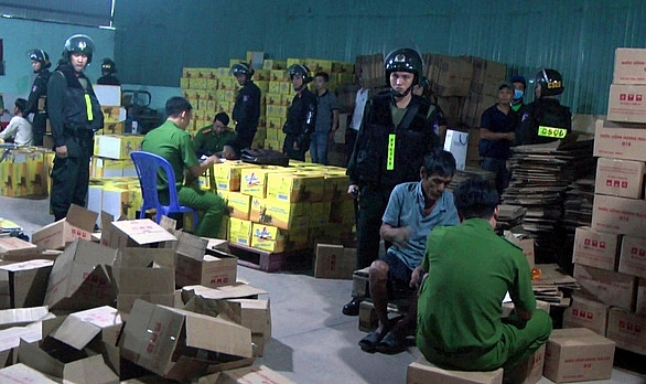 Đồng Nai: Phát hiện, triệt phá cơ sở sản xuất nước tăng lực Number One giả quy mô lớn dong nai phat hien triet pha co so san xuat nuoc tang luc number one gia quy mo lon