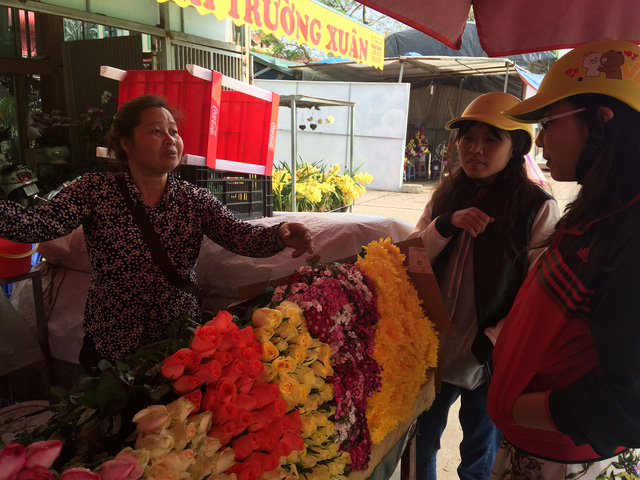 Sinh viên đến khảo giá hoa hồng về bán