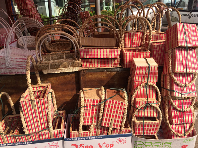 Lẵng hoa có giá dao động từ 30.000 - 50.000 đồng/cái tùy kích thước