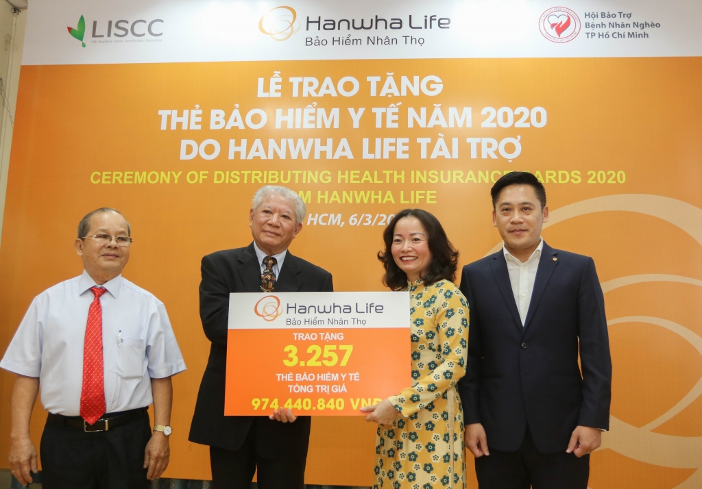 hanwha life viet nam tang the bao hiem y te tri gia 974 trieu dong cho nguoi ngheo