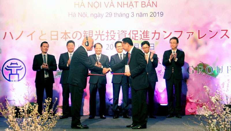 le hoi hoa anh dao nhat ban ha noi keo dai them 1 ngay