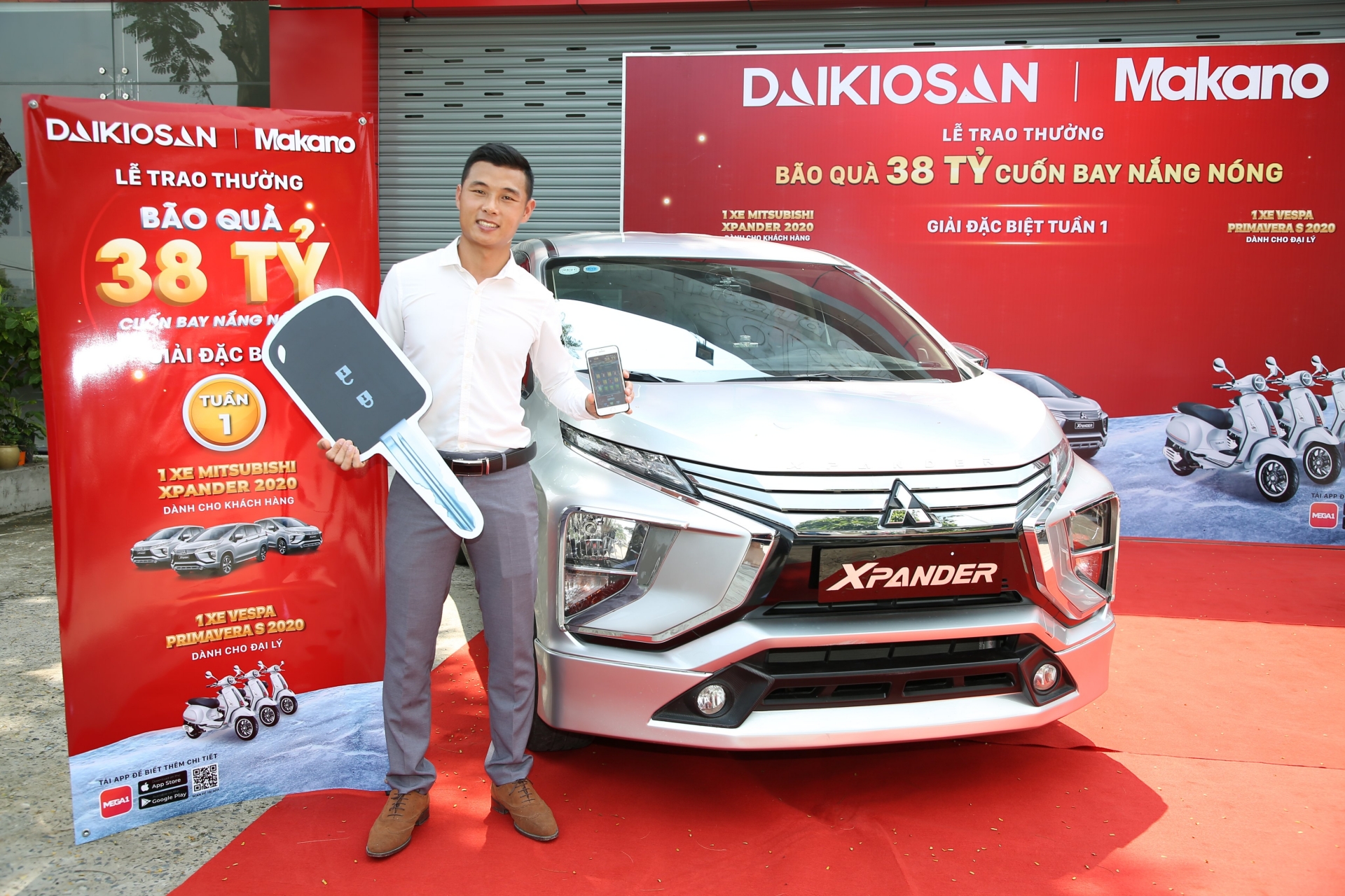 trao thuong o to va xe vespa cho khach mua hang dien may may man