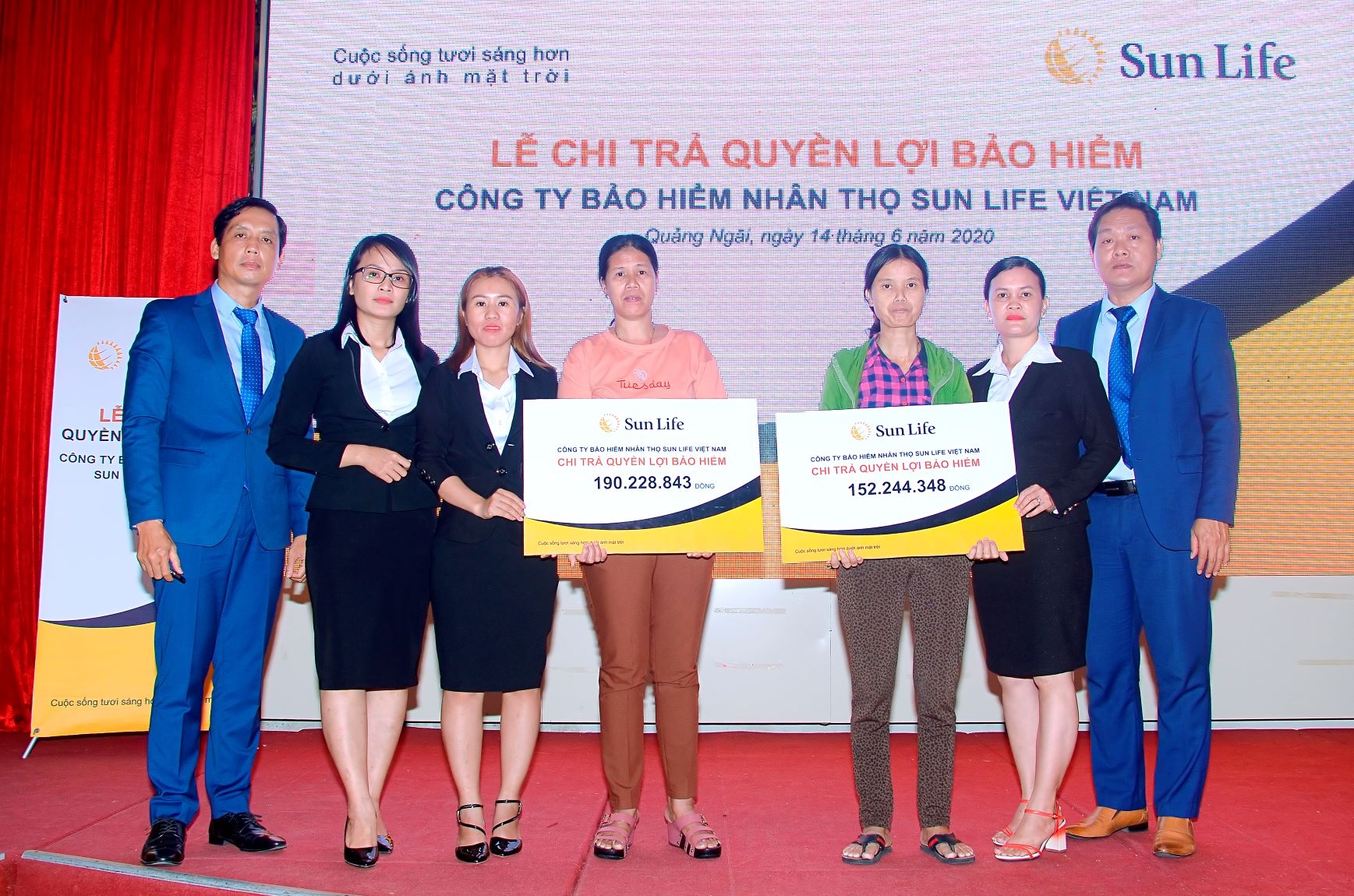 hai khach hang tai quang ngai nhan quyen loi bao hiem hon 300 trieu dong